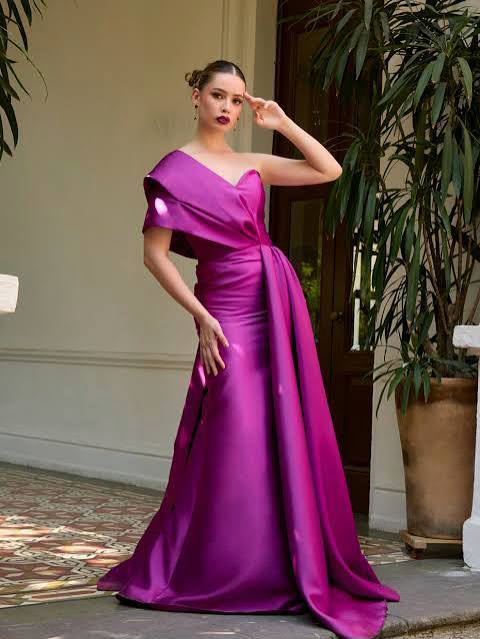 Vestido largo en tono fucsia satinado