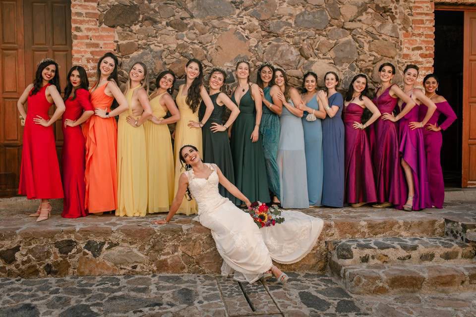 Damas de honor en vestidos de colores joya