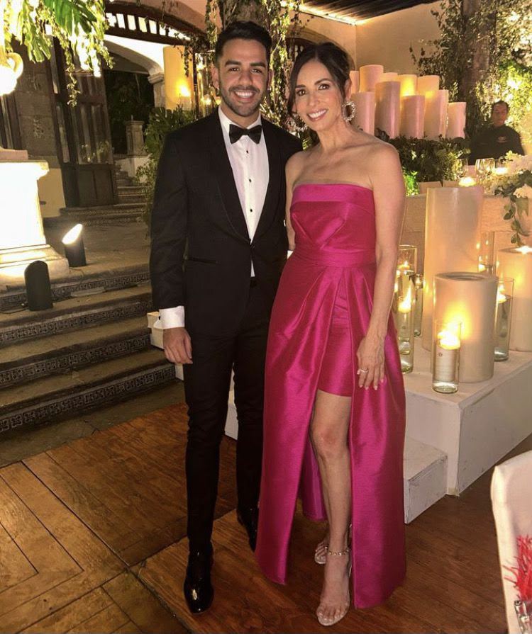 Pareja elegante en una recepción nocturna