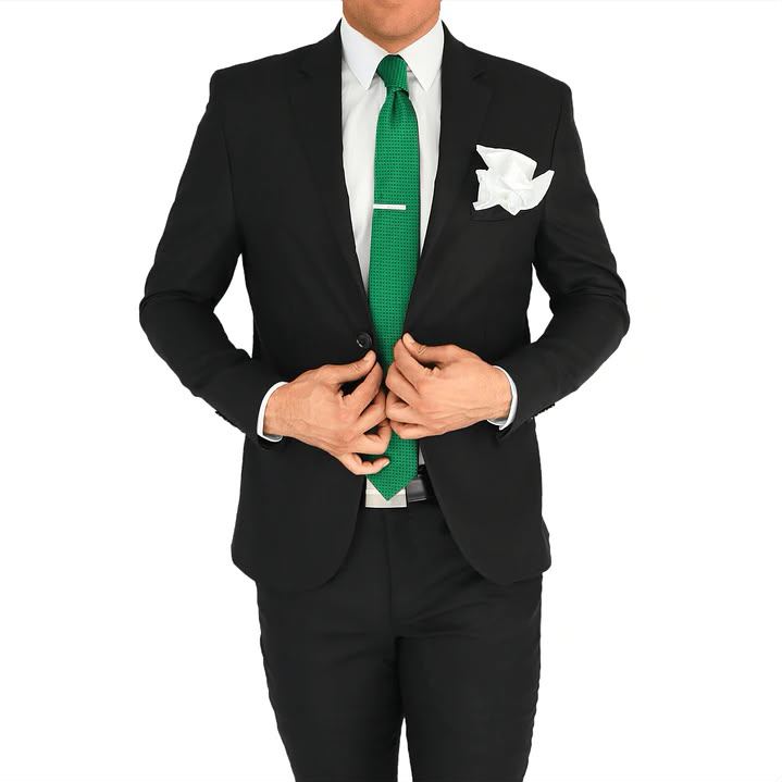 Traje formal con corbata verde y boutonnière