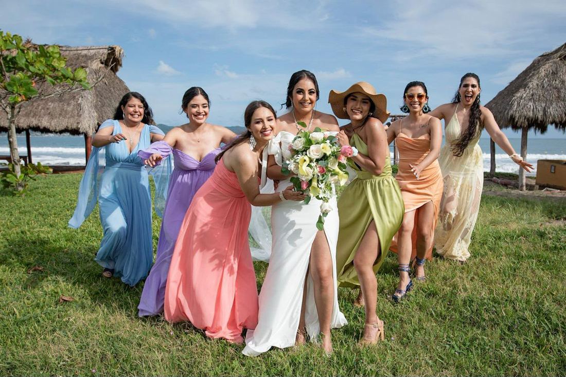 Damas de honor con ramos en tonos pastel