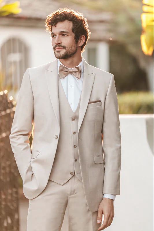 Traje beige con chaleco y corbatín