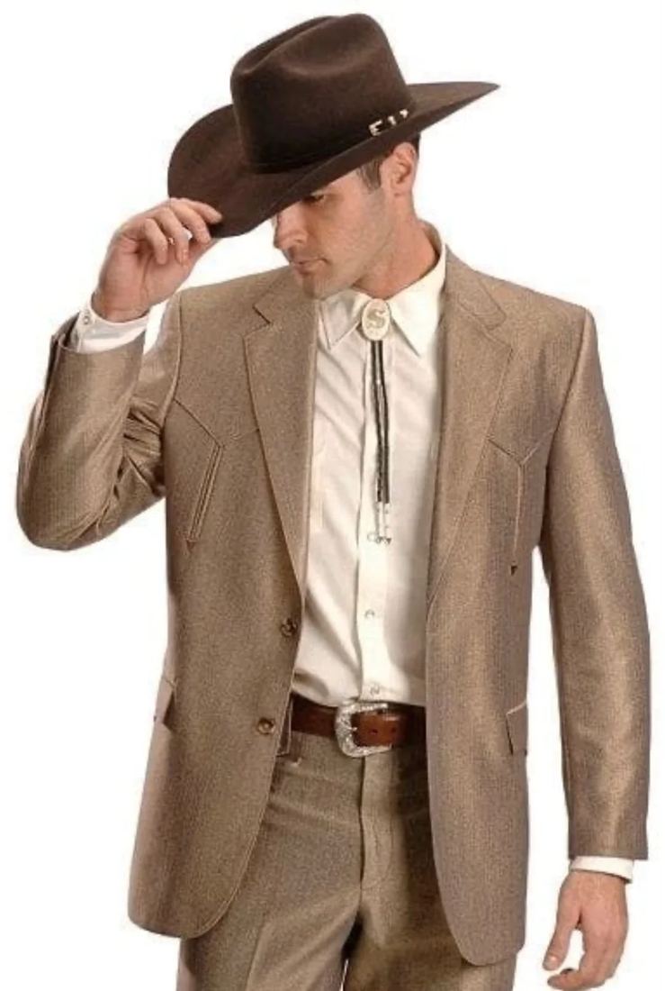 Traje arena con sombrero vaquero, estilo hacienda