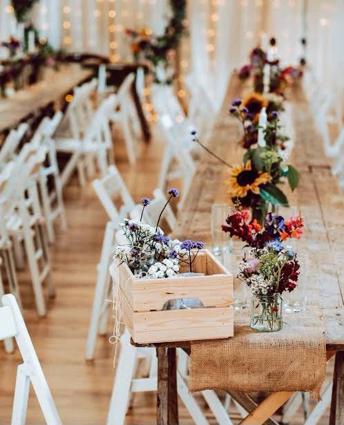 Sillas de madera y arreglos florales para la ceremonia